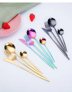 Dettaglio del set di posate in acciaio inox da 16 pezzi in oro, arcobaleno e nero
