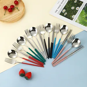 Set posate portatili in acciaio inossidabile con manici colorati cucchiaio forchetta e bacchette