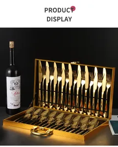 Vue détaillée d'un ensemble de couverts 24 pièces en acier doré dans un coffret cadeau de luxe