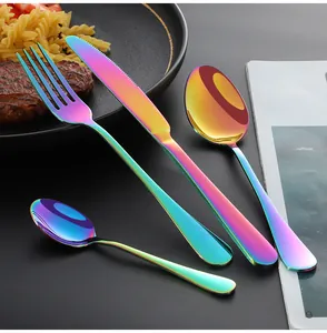 Détail du set de couverts arc-en-ciel en acier inoxydable avec couteau, fourchette et cuillères
