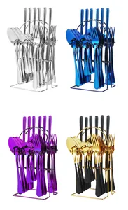 Detalle del juego de cubiertos de 24 piezas de acero inoxidable con soporte en cuatro colores