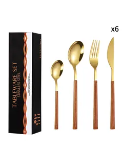 Détail de couverts en acier inoxydable doré avec manche imitation bois en coffret cadeau