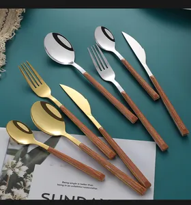 Vue détaillée de couverts en acier inoxydable avec manches en bois et finition miroir