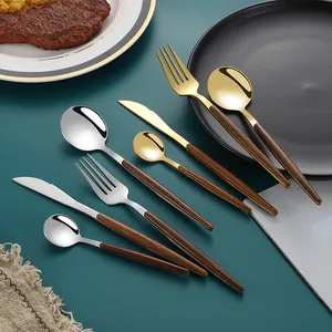 Service de couverts 36 pièces luxe en acier inoxydable avec manches imitation bois sur table