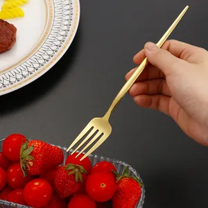 Fourchette moderne en acier inoxydable doré avec long manche minimaliste et fini mat