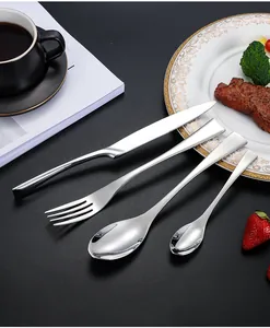 Set di posate in acciaio inossidabile lucidato con coltello e forchetta su tavolo nero