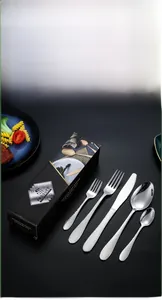 Détail de couverts en acier inoxydable martelé avec texture et boîte cadeau élégante