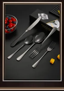Détail d'un ensemble de 5 couverts noirs en acier inoxydable dans son coffret cadeau
