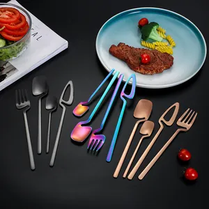 Set posate in acciaio inox 304 con design creativo a gancio in nero opaco e oro rosa