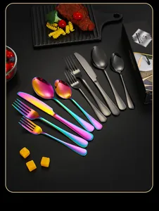 Détail du service de couverts 20 pièces en acier inoxydable arc-en-ciel et noir mat