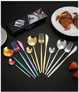 Set de couverts en acier inoxydable poli avec finition miroir et manches longs en coffret