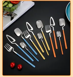 Set di posate moderno in acciaio inox 304 con manici colorati asimmetrici