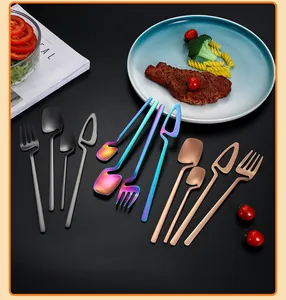 Set di posate sospese in acciaio inox nei colori nero opaco, arcobaleno e oro rosa