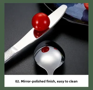 Détail de l'ensemble de couverts polis effet miroir avec manche martelé en acier inoxydable