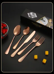 Ménagère 5 pièces en acier inoxydable or rose poli miroir dans un coffret cadeau élégant