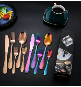 Détail de couverts en acier inoxydable martelé dans un coffret cadeau noir de luxe