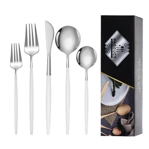 Ménagère 5 pièces en acier inoxydable avec manches blancs et boîte cadeau noire