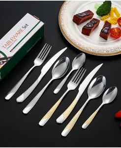 Détail de couverts en inox avec manche à texture diamant et coffret cadeau vert élégant