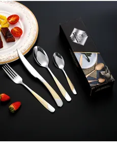 Détail du service de couverts 4 pièces en acier inoxydable avec manches dorés en coffret