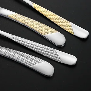 Ménagère 24 pièces en acier inoxydable avec manches texturés argent et or brillant