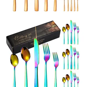 Dettaglio del set di posate in acciaio inossidabile arcobaleno in confezione regalo