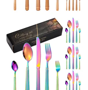 Vue détaillée des couverts colorés en acier inoxydable avec texture dans un coffret cadeau