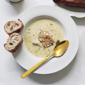 Cuillère dorée en acier inoxydable avec manche cannelé pour service de table chic