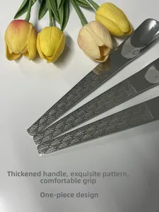 Gros plan du manche épais en acier inoxydable avec relief de feuilles et poli miroir