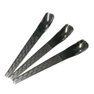 Lot de trois petites cuillères à dessert en acier inoxydable gris avec manche à texture