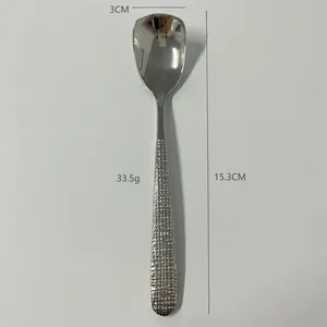 Dettaglio di un cucchiaio da caffè in acciaio inox 304 con trama martellata e misure