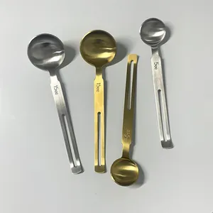 Détail de cuillères à mesurer en acier 304 avec échelles gravées de 15cc et 5cc