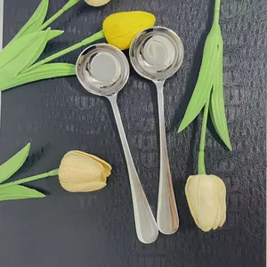 Set di due cucchiai in acciaio inossidabile 316 lucidato con manico lungo su sfondo nero