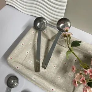 Cuillères à mesurer en acier inoxydable à long manche dans un panier décoratif de cuisine