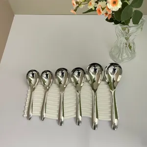 Lot de six cuillères en acier inoxydable de tailles variées avec finition miroir polie