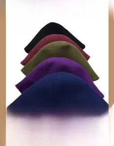 Détail de bérets en 100% pure laine en noir, vert, bordeaux, violet et bleu marine