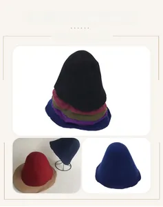 Vue macro de cônes en feutre de laine multicolores pour la création de chapeaux artisanaux