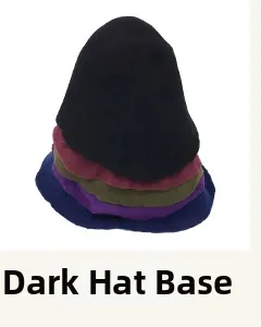 Empilement de bases de bonnets en tricot de couleurs sombres : bleu marine et violet
