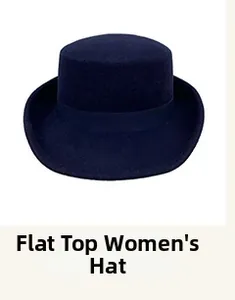 Détail du chapeau canotier en feutre bleu marine avec ruban décoratif assorti