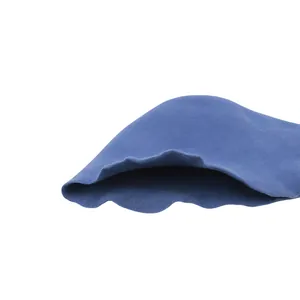 Corpo del cappello in feltro di lana blu scuro con trama fine e bordo ondulato naturale