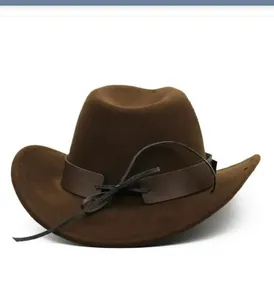 Detalle del sombrero vaquero de fieltro de lana marrón oscuro con banda de cuero
