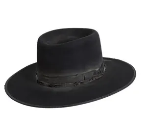 Détail d'un chapeau Pork Pie en feutre noir avec effet vieilli et ruban tissé décoratif