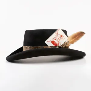 Zwarte wollen pork pie hoed met slangenprint band, veer en Joker-kaart detail