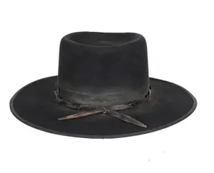 Détail macro du chapeau en laine noir avec ruban vintage texturé et couture fine