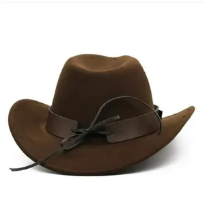 Sombrero vaquero clásico de fieltro marrón oscuro con banda de cuero en fondo blanco