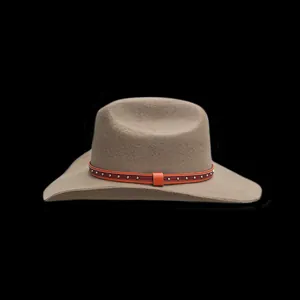 Chapeau de cowboy en laine kaki classique avec bandeau en cuir clouté sur fond noir