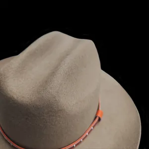 Chapeau de cowboy en laine kaki classique avec ruban orange à pois sur fond sombre