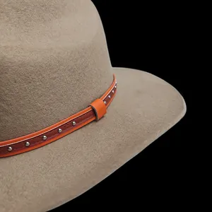 Vue détaillée du chapeau en feutre de laine kaki avec ruban en cuir et rivets argentés