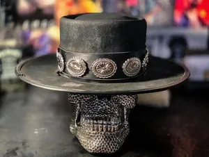 Détail du chapeau en feutre de laine à bord plat avec bandeau en cuir à conchos