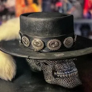 Chapeau en feutre de laine noir à haut plat avec bande en cuir et conchos vintage