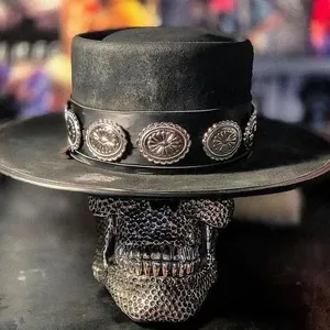 Chapeau Pork Pie en laine noire avec ornements en métal argenté sur ruban de cuir
